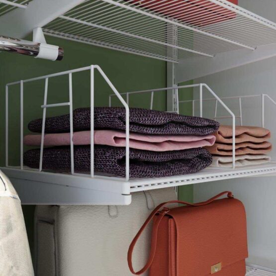 Прихожая в современном стиле с полками ЛДСП и сетчатыми элементами. Разделители и декор в стиле "светлое дерево". Идеально подходит для прихожей и гостиной. Встроенная конструкция с навесным креплением. Размеры: 1900 мм (длина) x 2300 мм (высота). Цвет: белый. Категории товара: Гардеробные системы хранения Аристо, Мебель для прихожей, Сетчатые гардеробные системы 5 Гардеробные комнаты на заказ - изготовление и продажа гардеробных, шкафов, дверей гардеробные,гардеробная,гардеробная система,гардеробная комната,гардеробная на заказ,гардеробная купить,двери в гардеробную