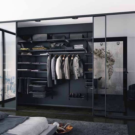 Гардеробная в мужской спальне – Enigma Grey (Энигма Грей): просторное хранение с уникальным стеклом 3 Гардеробные комнаты на заказ - изготовление и продажа гардеробных, шкафов, дверей гардеробные,гардеробная,гардеробная система,гардеробная комната,гардеробная на заказ,гардеробная купить,двери в гардеробную