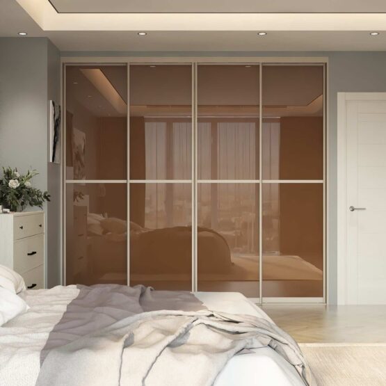 Гардеробная система с дверями "стекло Бронза" - эффективное решение для организации пространства в вашей гостиной, детской, прихожей или спальне. Размеры 265x45x230 см. Включает в себя сетчатые полки, выдвижные сетчатые корзины, штанги, брючницы и обувницы 2-ярусные выдвижные с доводчиком. Двери-купе из профиля С в ванильно-кашемирном цвете с тактильным покрытием Soft touch и стекло бронза сатинат. Идеальное решение для организации пространства и добавления привлекательного дизайна в ваш интерьер 4 Гардеробные комнаты на заказ - изготовление и продажа гардеробных, шкафов, дверей гардеробные,гардеробная,гардеробная система,гардеробная комната,гардеробная на заказ,гардеробная купить,двери в гардеробную