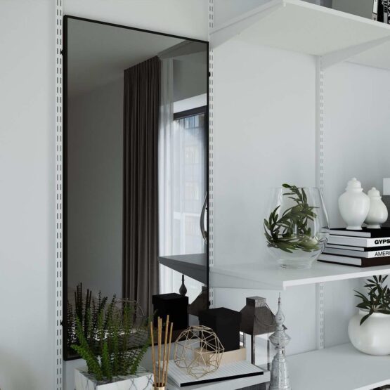 Настенное зеркало с полками ARISTO - стильное и практичное решение для вашего дома. Изящная узкая алюминиевая рама черного или белого цвета с деревянным декором придают зеркалу элегантный вид. Размеры зеркала 190x45x240 см, а толщина составляет 4 мм. Зеркало покрыто защитной пленкой для долговечности. В ассортименте представлены полки различных размеров из ЛДСП Egger. Это настенное зеркало идеально подходит для гостиной, прихожей, спальни и других помещений 5 Гардеробные комнаты на заказ - изготовление и продажа гардеробных, шкафов, дверей гардеробные,гардеробная,гардеробная система,гардеробная комната,гардеробная на заказ,гардеробная купить,двери в гардеробную