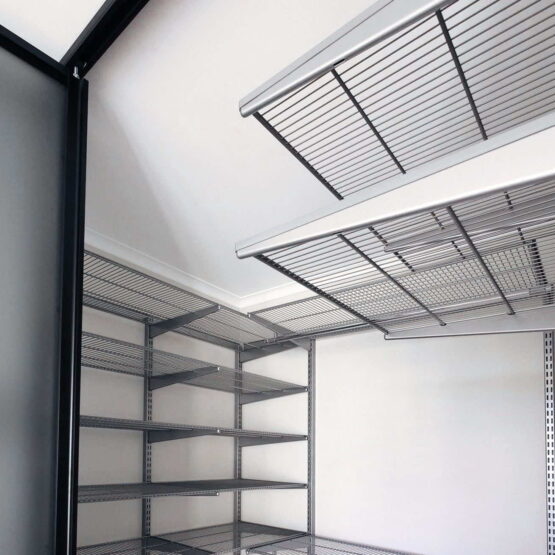 Шкаф со складными дверями в нише - компактное и элегантное решение для вашей гостиной, детской, прихожей или спальни. Размеры (ШхГхВ): 120x160x240 см. Внутри гардеробной вы найдете сетчатые полки различной длины, выдвижные сетчатые корзины и штанги для удобного хранения. Освещение гардеробной обеспечивается потолочным светильником. Складные двери из матированного стекла в алюминиевом профиле черного цвета придают шкафу элегантность и комфорт. Наш шкаф со складными дверями создается индивидуально под каждый проект с учетом особенностей помещения. Мы предлагаем два варианта внутреннего наполнения: на основе гардеробной системы ARISTO или на основе ЛДСП. Выберите стиль, материал и цвет, чтобы шкаф со складными дверями стал идеальным дополнением вашего интерьера 5 Гардеробные комнаты на заказ - изготовление и продажа гардеробных, шкафов, дверей шкафы-купе