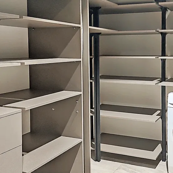 Гардеробная система на алюминиевых стойках Vitra Black 7 Гардеробные комнаты на заказ - изготовление и продажа гардеробных, шкафов, дверей Гардеробная система на алюминиевых стойках Vitra Black