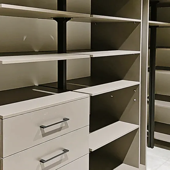 Гардеробная система на алюминиевых стойках Vitra Black 10 Гардеробные комнаты на заказ - изготовление и продажа гардеробных, шкафов, дверей Гардеробная система на алюминиевых стойках Vitra Black