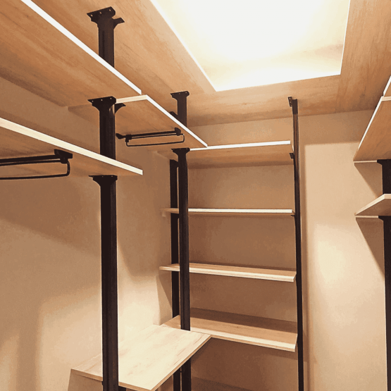 Гардеробная система на стойках Vitra Black 6 Гардеробные комнаты на заказ - изготовление и продажа гардеробных, шкафов, дверей гардеробная система