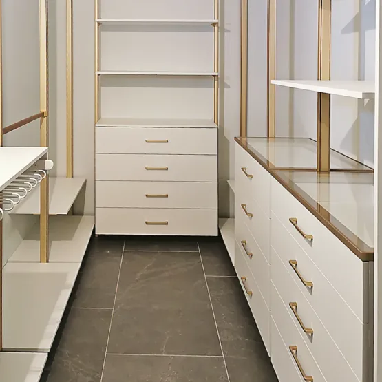 Гардеробнаям система на стойках из анодированного алюминия Stilos Gold фирмы EUREKA ITALIA 4 Гардеробные комнаты на заказ - изготовление и продажа гардеробных, шкафов, дверей Гардеробнаям система