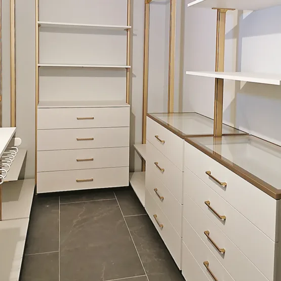 Гардеробнаям система на стойках из анодированного алюминия Stilos Gold фирмы EUREKA ITALIA 3 Гардеробные комнаты на заказ - изготовление и продажа гардеробных, шкафов, дверей Гардеробнаям система