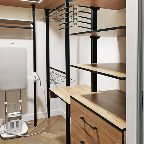 Гардеробная система храения Vitra Black 001: 3 Гардеробные комнаты на заказ - изготовление и продажа гардеробных, шкафов, дверей Стильный шкаф Vitra Black для хранения одежды с элегантным дизайном.