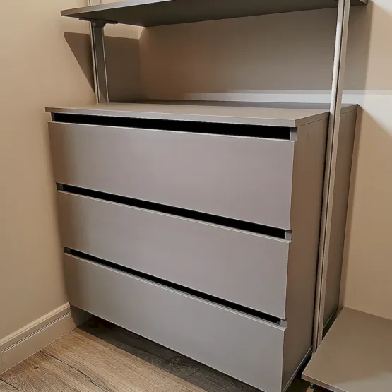 современная гардеробная система с плавными линиями