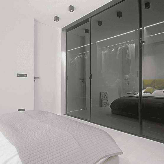 Стеклянная перегородка в стиле лофт с пунктуацией и пробелами.