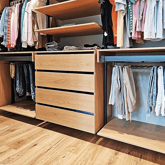 Гардеробная Stilos Black из алюминиевых профилей итальянской фирмы EUREKA 9 Гардеробные комнаты на заказ - изготовление и продажа гардеробных, шкафов, дверей Шкаф Stilos Black от Eureka 3 – алюминиевые профили итальянской фирмы.