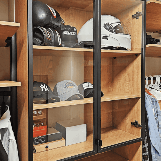 Гардеробная Stilos Black из алюминиевых профилей итальянской фирмы EUREKA 11 Гардеробные комнаты на заказ - изготовление и продажа гардеробных, шкафов, дверей Гардеробная Stilos Black от Eureka 5: стильное решение из алюминиевых профилей.