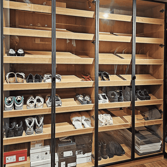 Гардеробная Stilos Black из алюминиевых профилей итальянской фирмы EUREKA 8 Гардеробные комнаты на заказ - изготовление и продажа гардеробных, шкафов, дверей стеклянная мастер гардеробная, гардеробная архангельское, гардеробная Stilos Black от Eureka 2 - стильное решение из алюминиевых профилей.