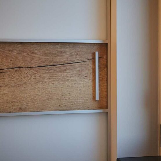 Шкаф-купе для детской комнаты с тремя дверцами.