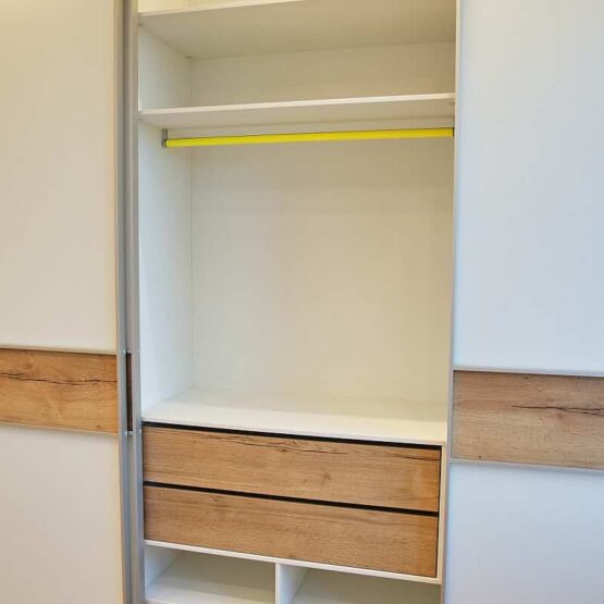 Трехстворчатый шкаф-купе для детской комнаты.