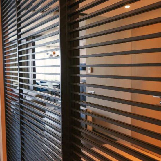 Зеркальные раздвижные двери с пунктуацией и пробелами.