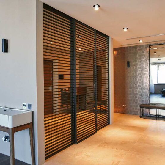 Двери с зеркалами для раздвижения.