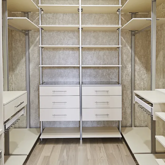 Гардеробная система Stilos Alum и двери купе 12 Гардеробные комнаты на заказ - изготовление и продажа гардеробных, шкафов, дверей гардеробная система Stilos Alum и двери купе 11