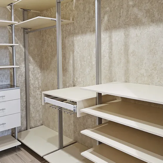 Гардеробная система Stilos Alum и двери купе 13 Гардеробные комнаты на заказ - изготовление и продажа гардеробных, шкафов, дверей гардеробная система Stilos Alum и двери купе 12