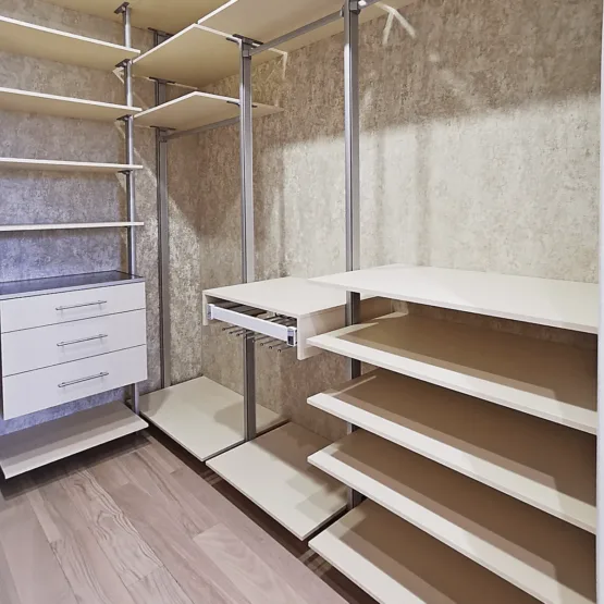 Гардеробная система Stilos Alum и двери купе 16 Гардеробные комнаты на заказ - изготовление и продажа гардеробных, шкафов, дверей гардеробная система Stilos Alum и двери купе 15