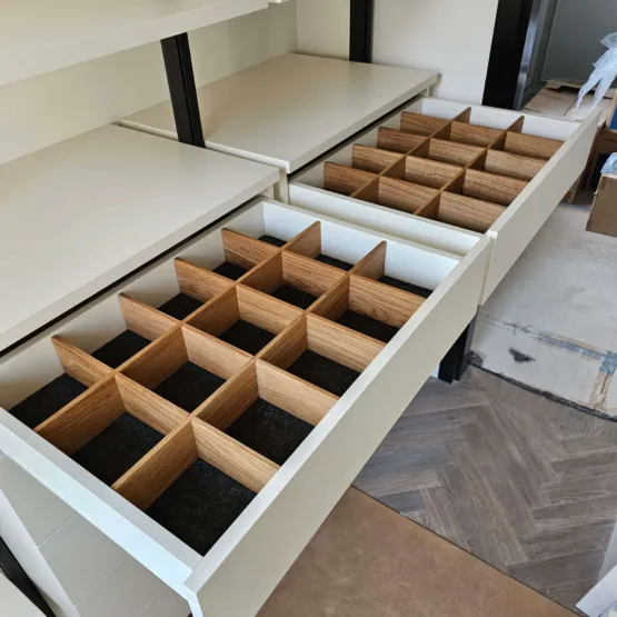 Гардеробная система на стойках Stilos Black 11 Гардеробные комнаты на заказ - изготовление и продажа гардеробных, шкафов, дверей гардеробная система на стойках Stilos Black 6