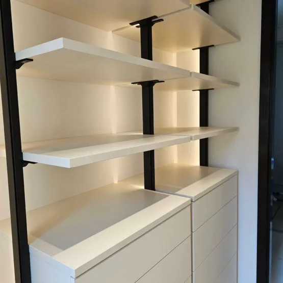 Гардеробная система на стойках Stilos Black 12 Гардеробные комнаты на заказ - изготовление и продажа гардеробных, шкафов, дверей гардеробная система на стойках Stilos Black 7