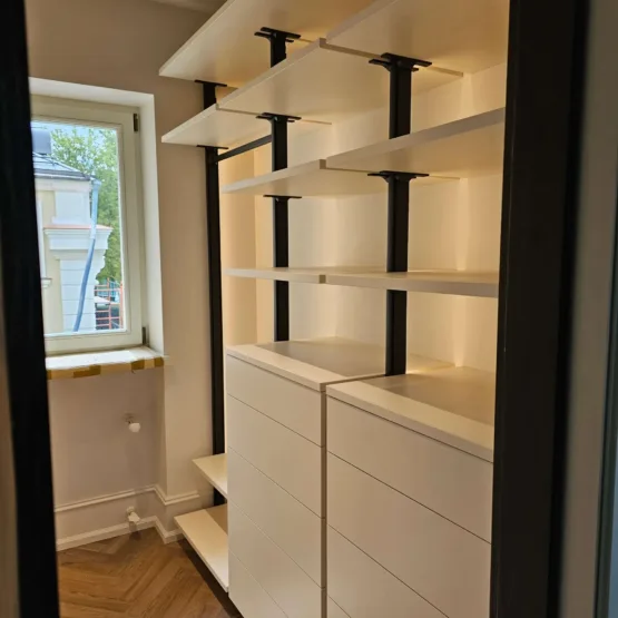 Гардеробная система на стойках Stilos Black 14 Гардеробные комнаты на заказ - изготовление и продажа гардеробных, шкафов, дверей гардеробная система на стойках Stilos Black 9