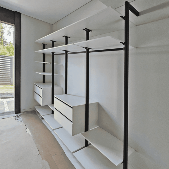 Прихожая на системе хранения Stilos Black 4 Гардеробные комнаты на заказ - изготовление и продажа гардеробных, шкафов, дверей прихожая Stilos Black из алюминиевых профилей итальянской фирмы Eureka 7