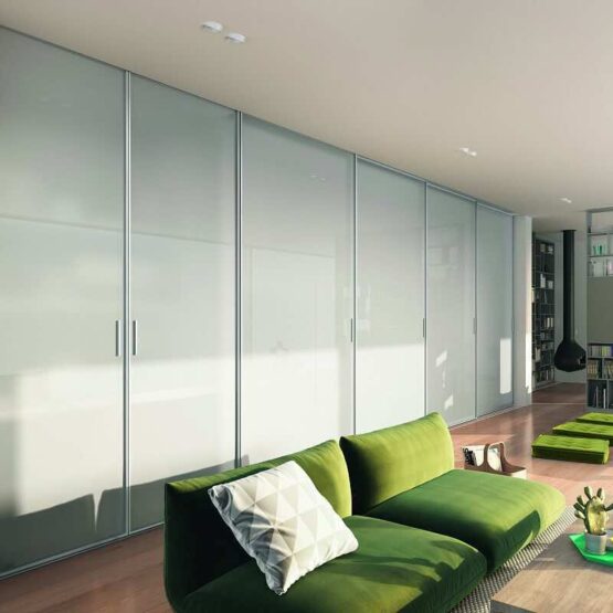 Двери с складными ручками для удобства.