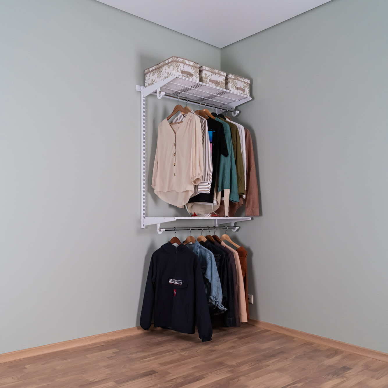 Гардеробная система №7: окрашенная сталь, аккуратная линейная структура