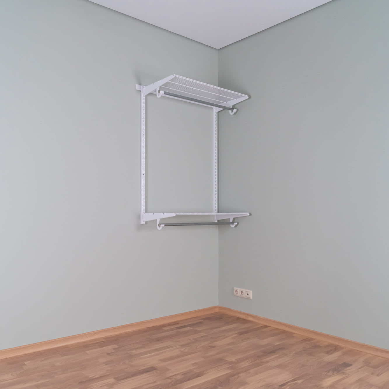 Гардеробная система №7: окрашенная сталь, аккуратная линейная структура