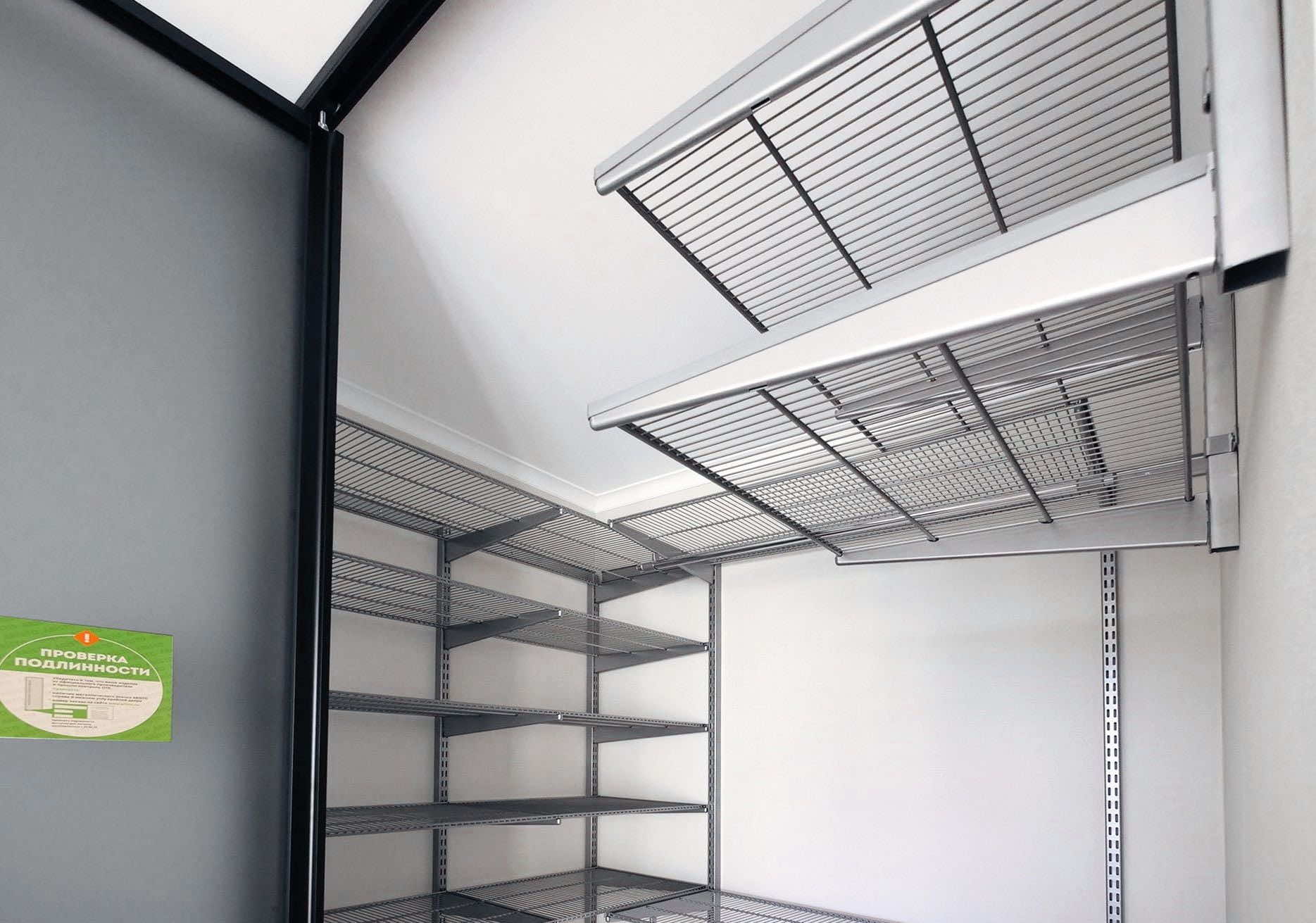 Гардеробная система со складными дверями — удобный доступ к вещам при экономии пространства