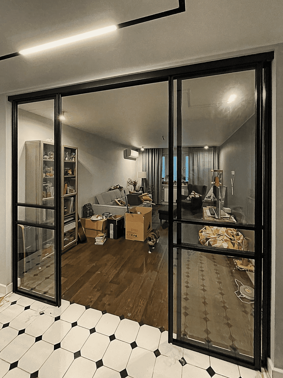 Раздвижные двери-купе для гардеробной из стекла в алюминиевом профиле