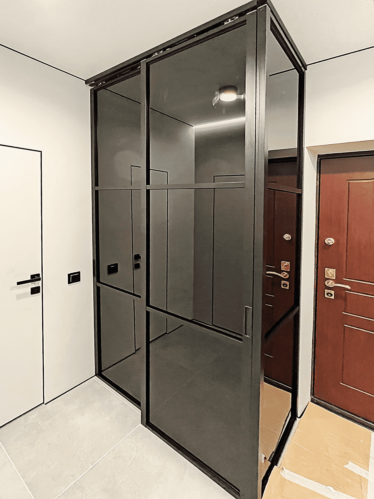 Раздвижные стеклянные перегородки для зонирования гардеробной