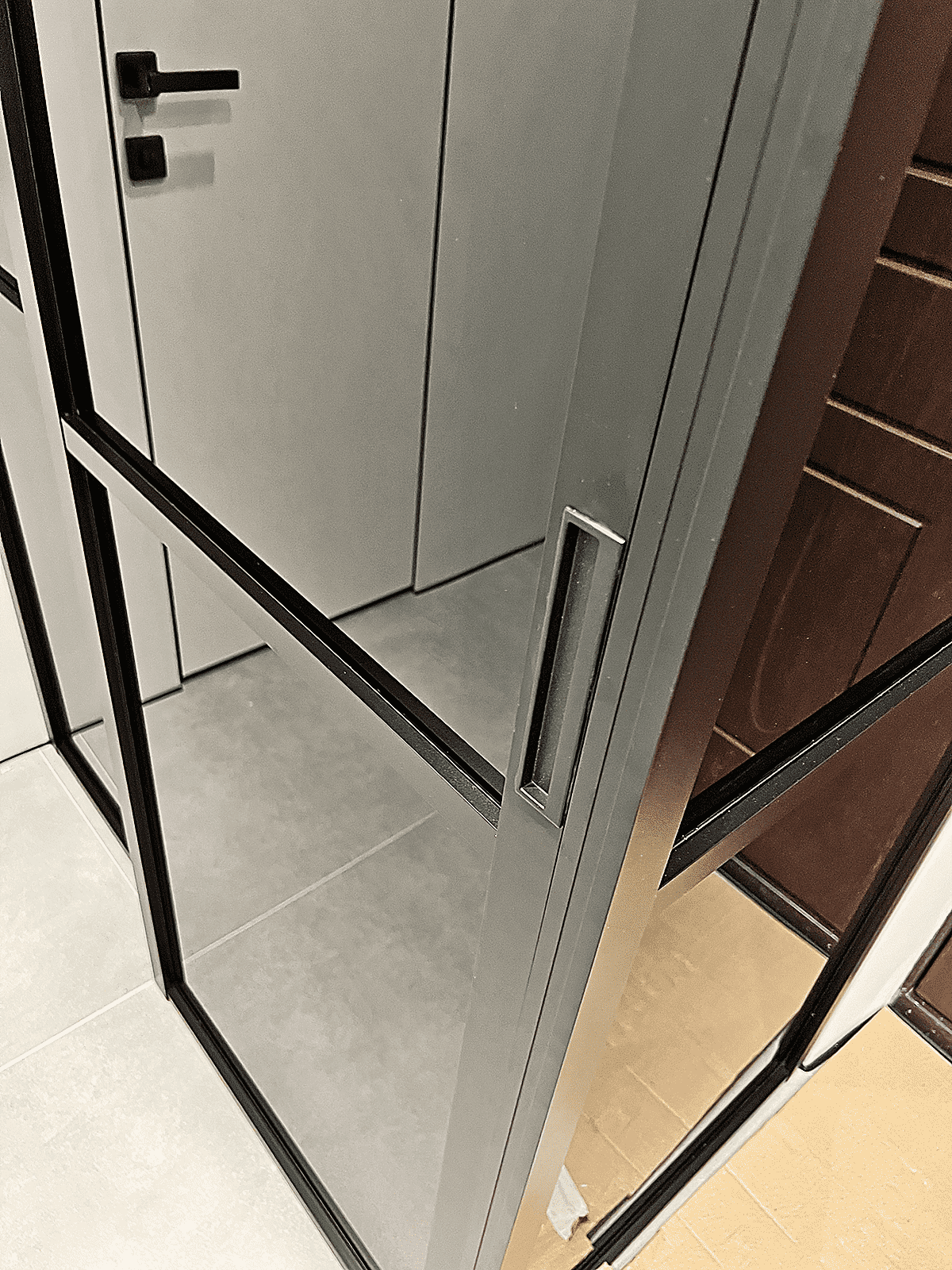 Стеклянные двери в гардеробную комнату