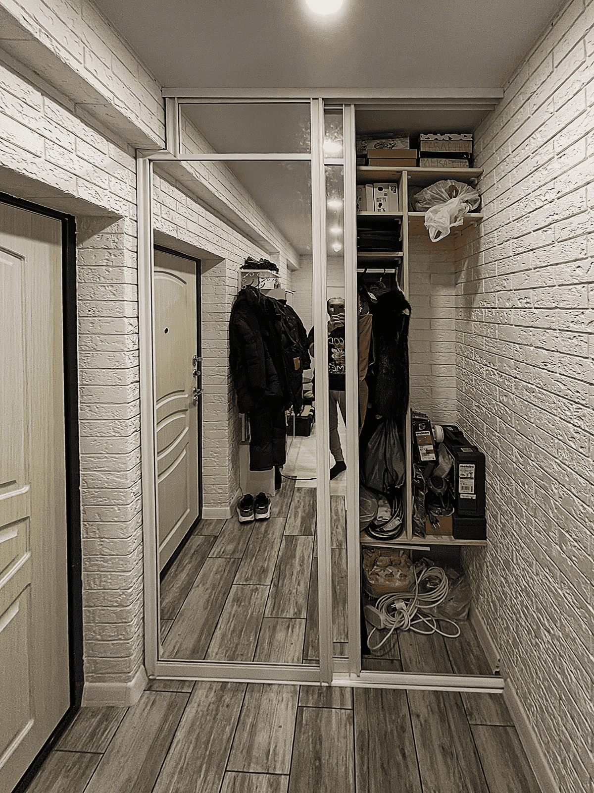 Перегородки для гардеробной из стекла и алюминиевого профиля