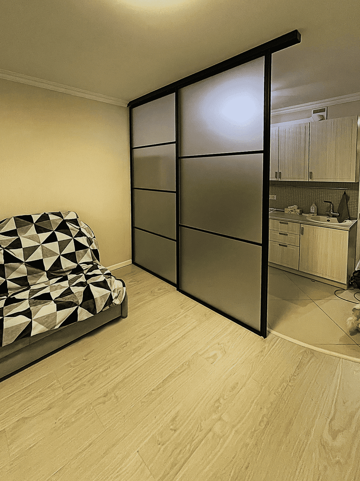 Стеклянные двери-купе для гардеробной комнаты