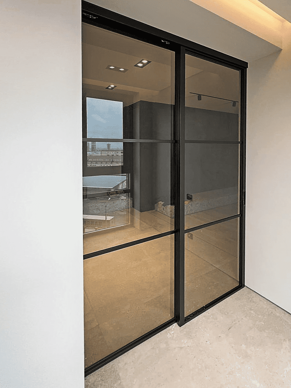 Зеркальные двери-купе в гардеробную на заказ