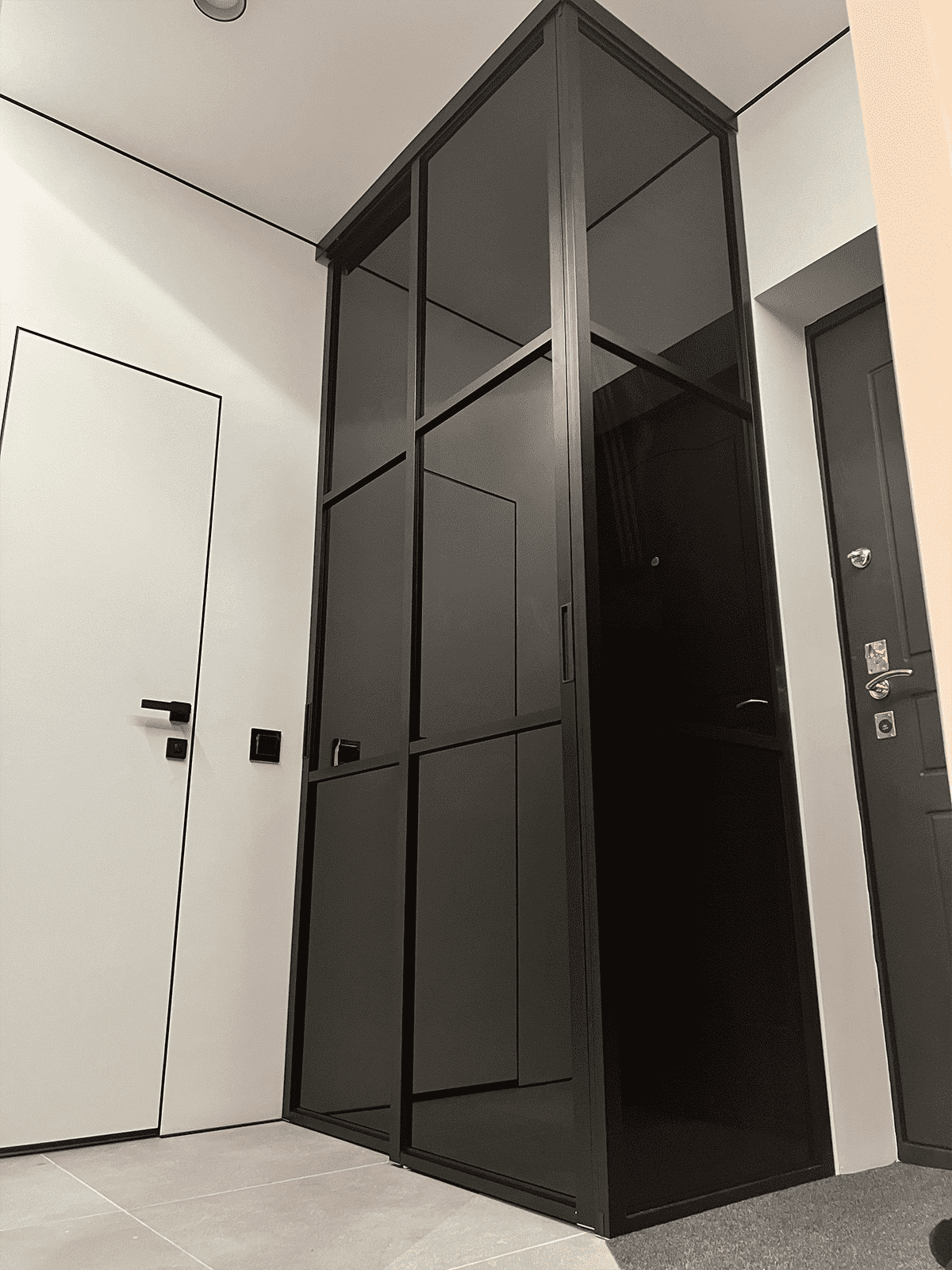 Раздвижные стеклянные двери в гардеробную комнату