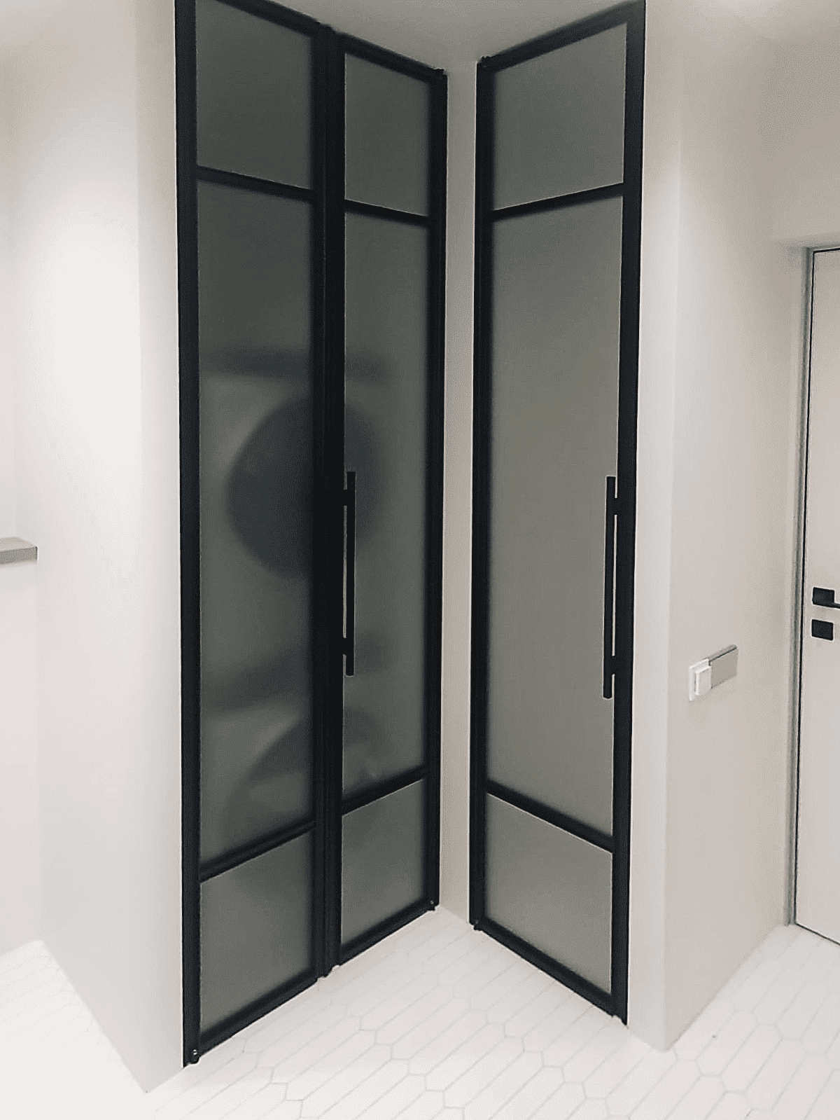 Стеклянные перегородки в гардеробную на заказ