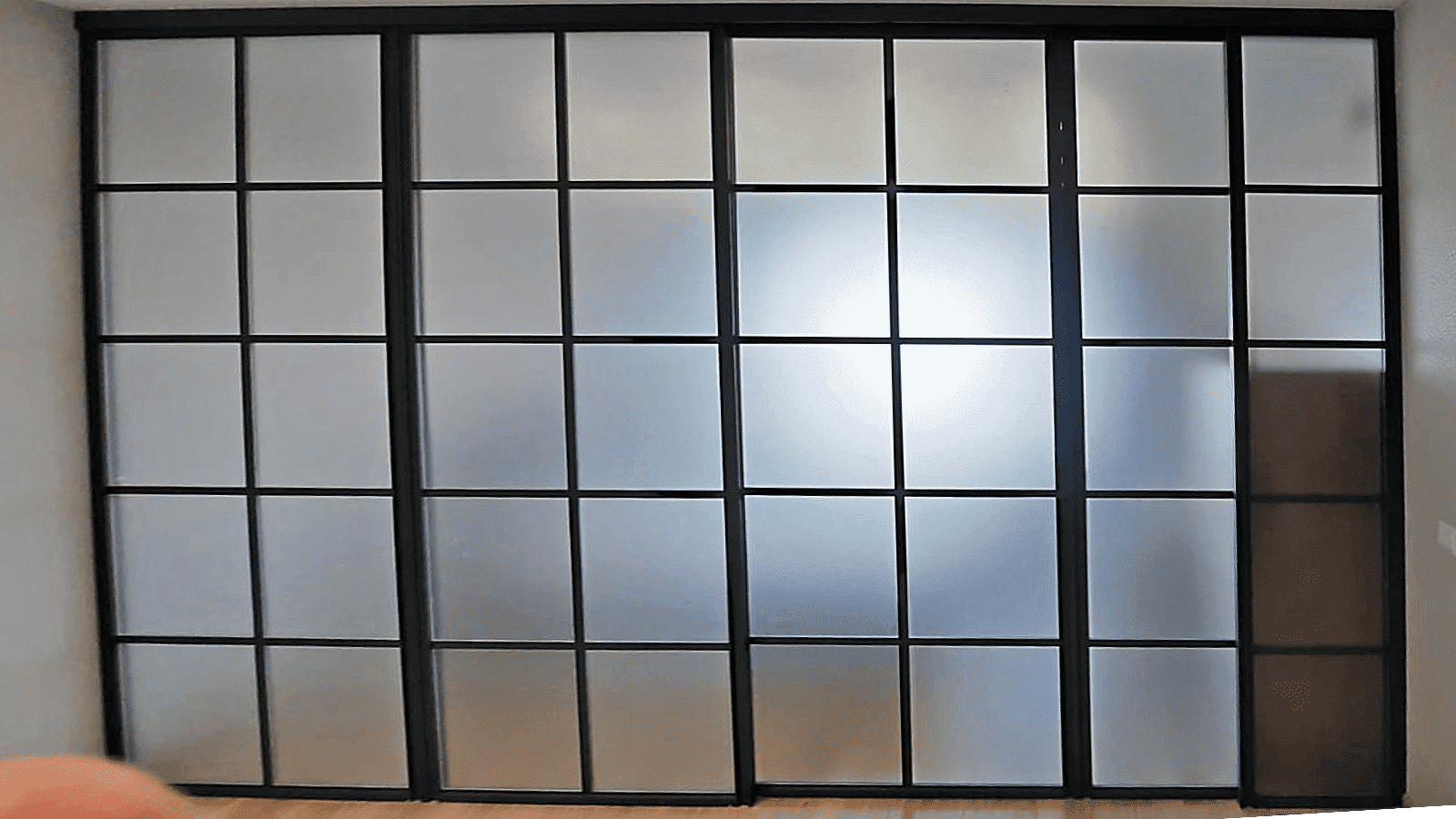 Раздвижные стеклянные двери в гардеробную нишу