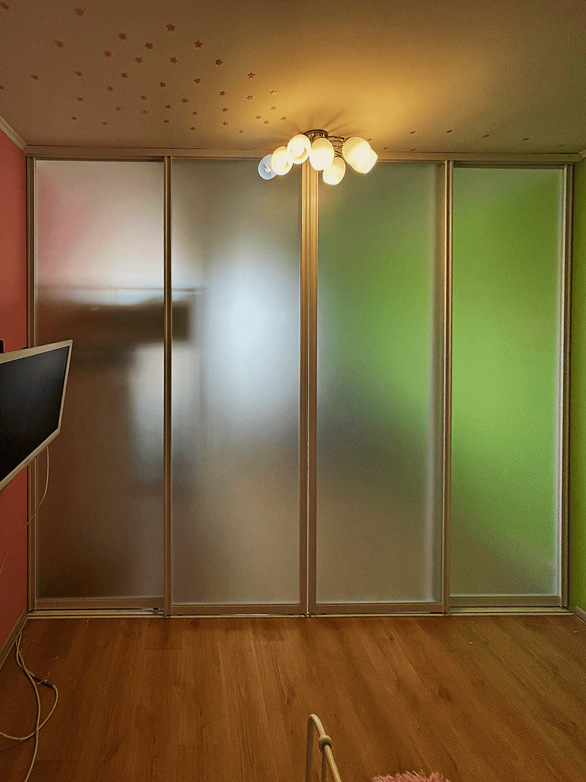 Раздвижные двери в гардеробную комнату из прозрачного стекла