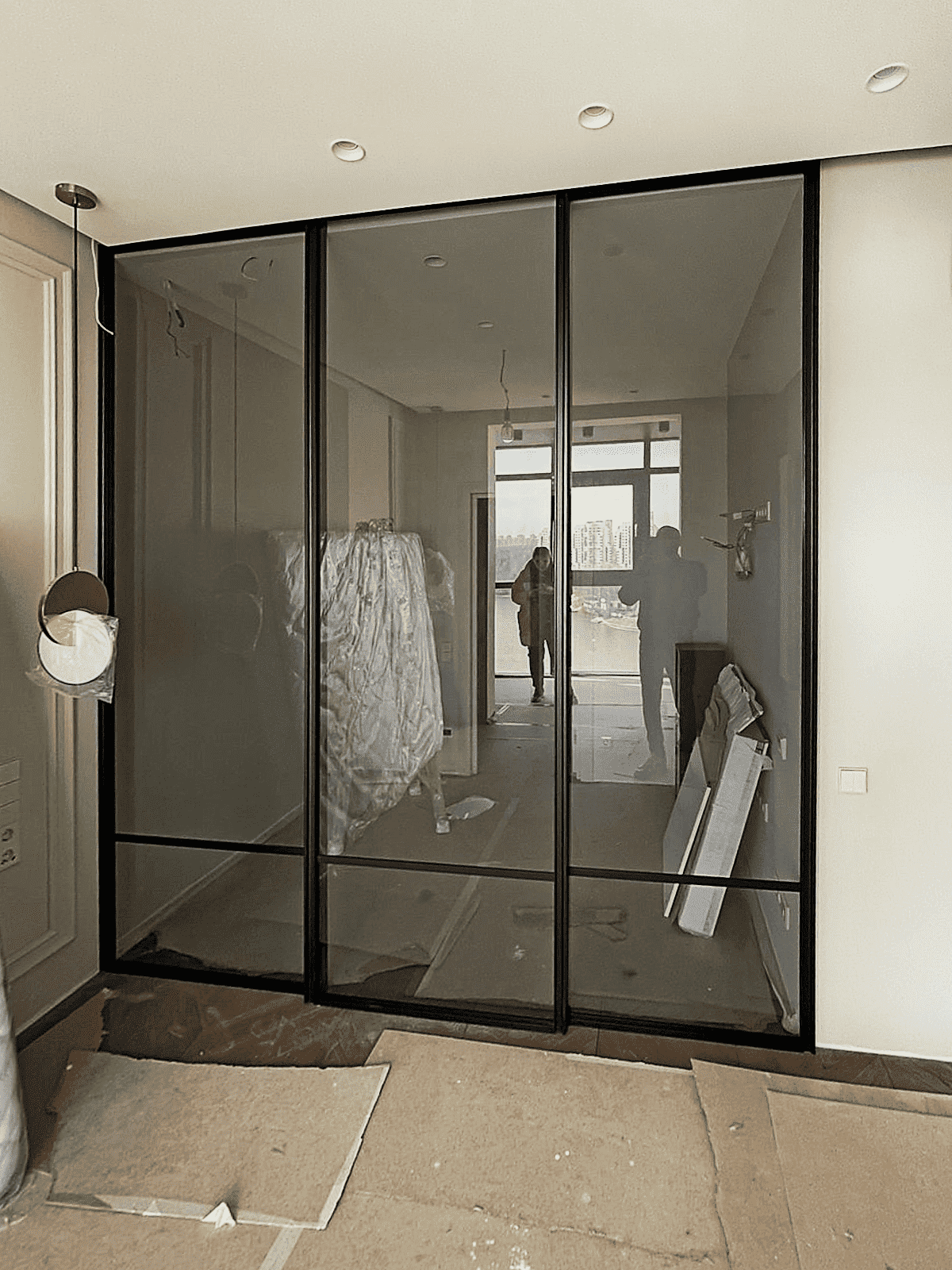 Двери-купе для гардеробной с черным алюминиевым профилем