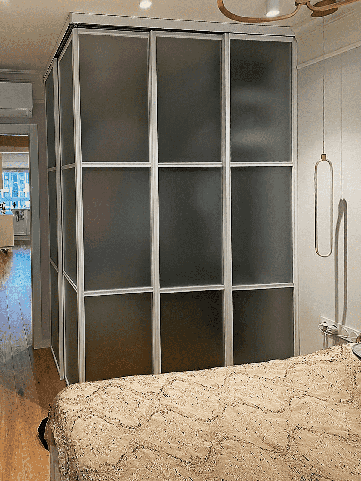 Перегородки для гардеробной из стекла и алюминия