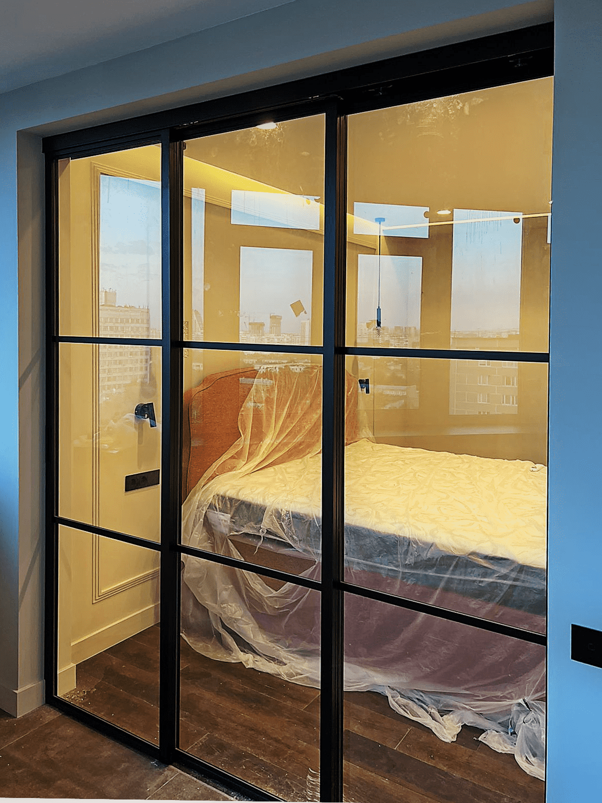 Стеклянные двери-купе для гардеробной комнаты