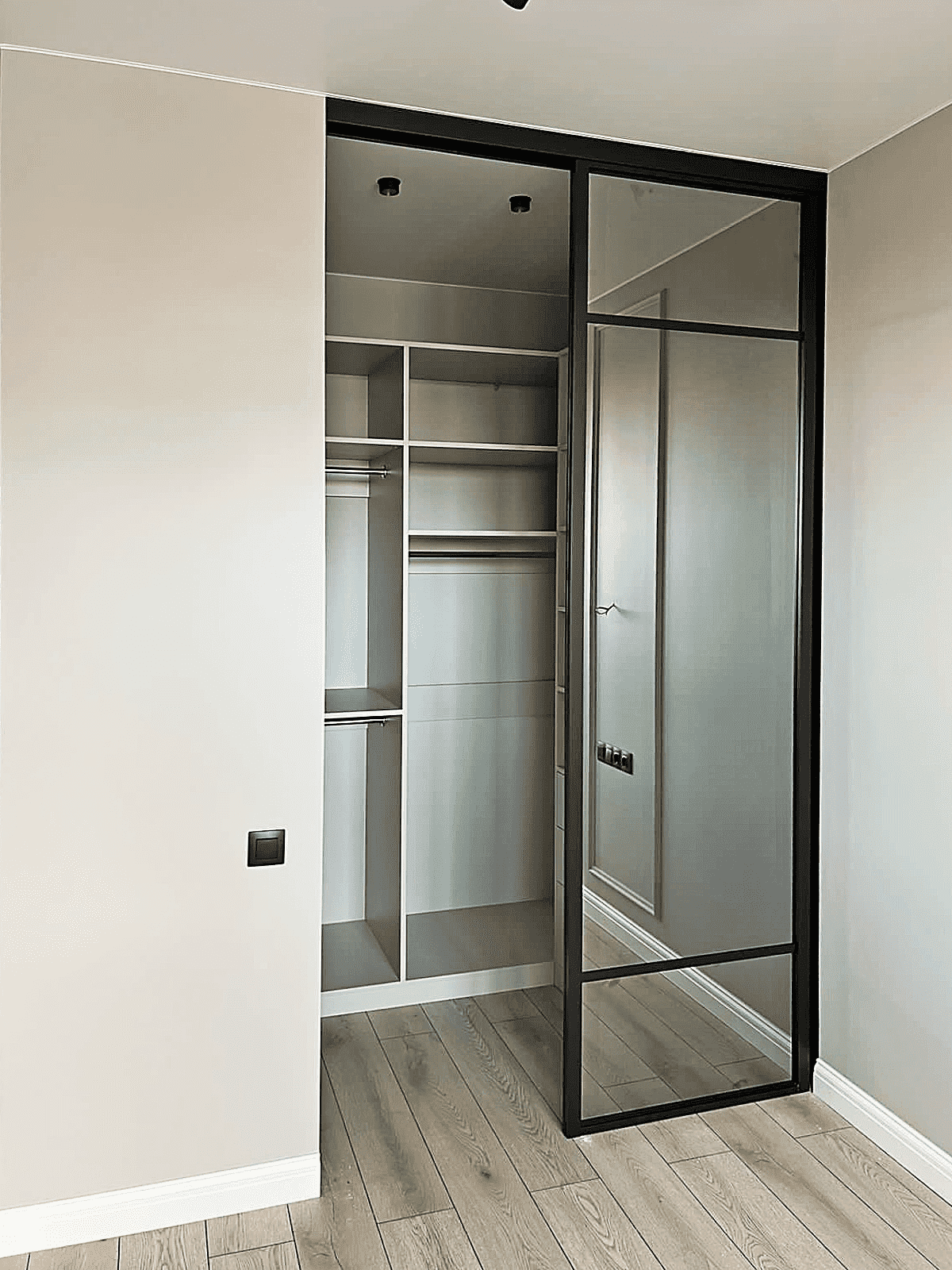 Раздвижные двери в гардеробную с зеркальным фасадом