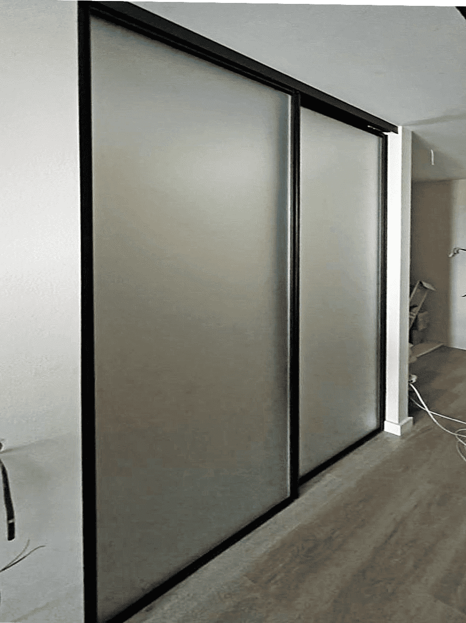 Стеклянные перегородки для гардеробной комнаты в спальне