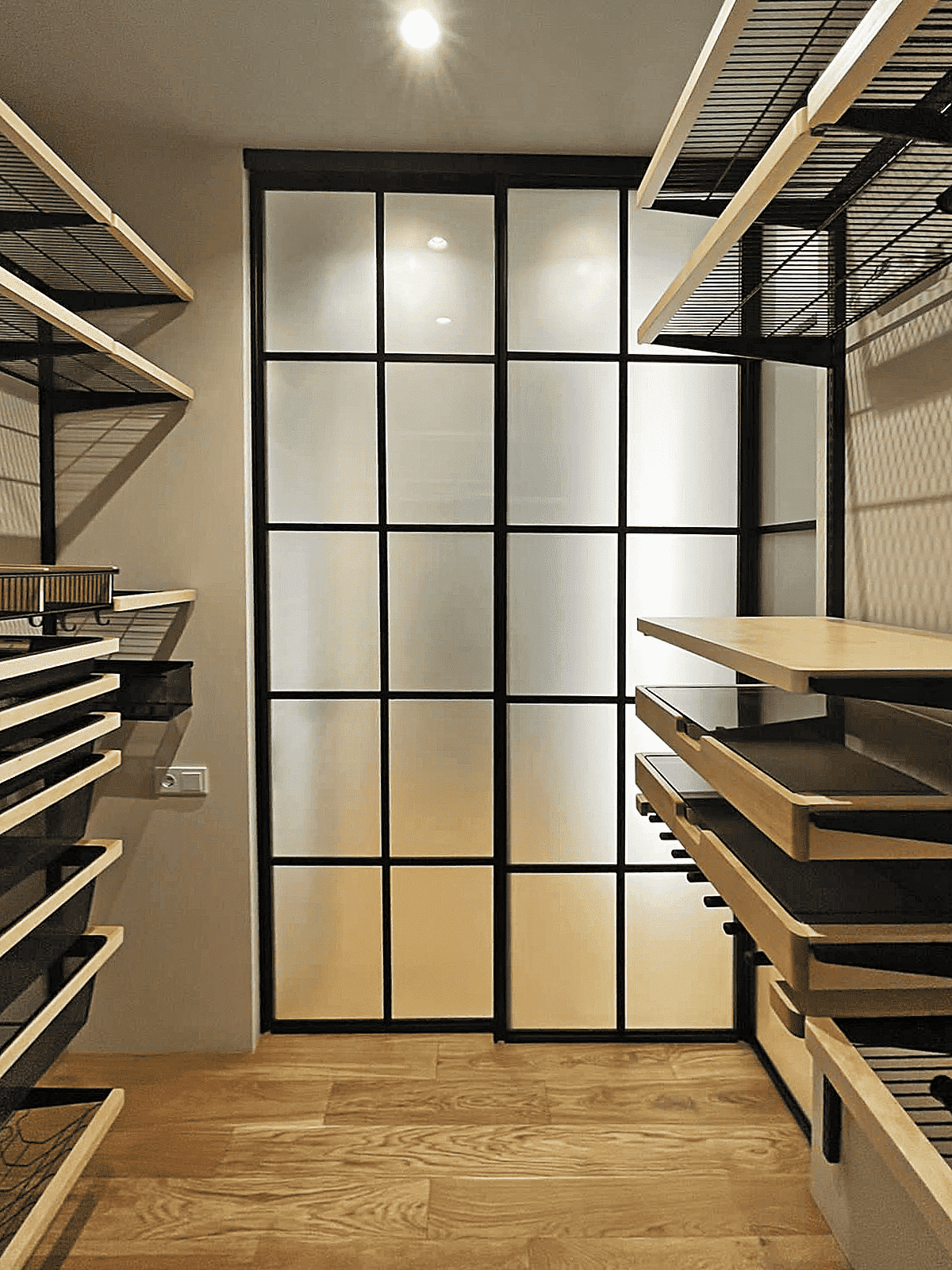 Раздвижные двери-купе для гардеробной из матового стекла