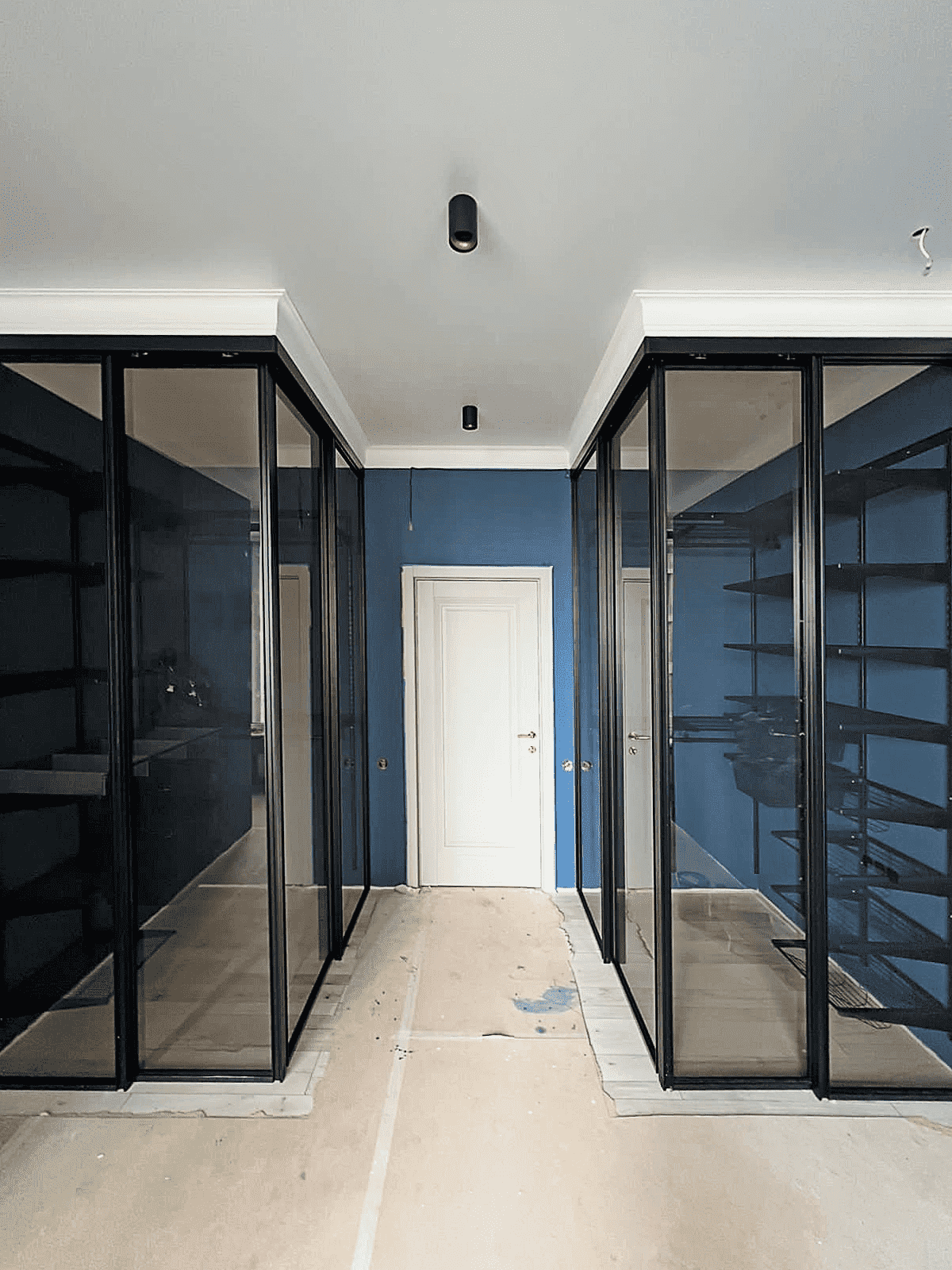 Стеклянные перегородки в гардеробную на заказ