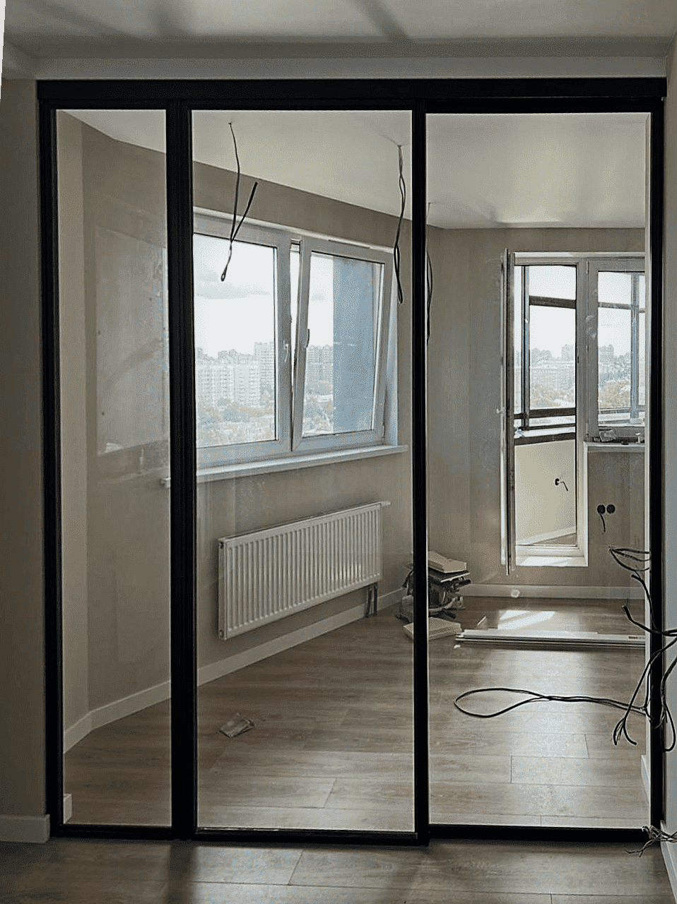 Перегородка для гардеробной из прозрачного стекла