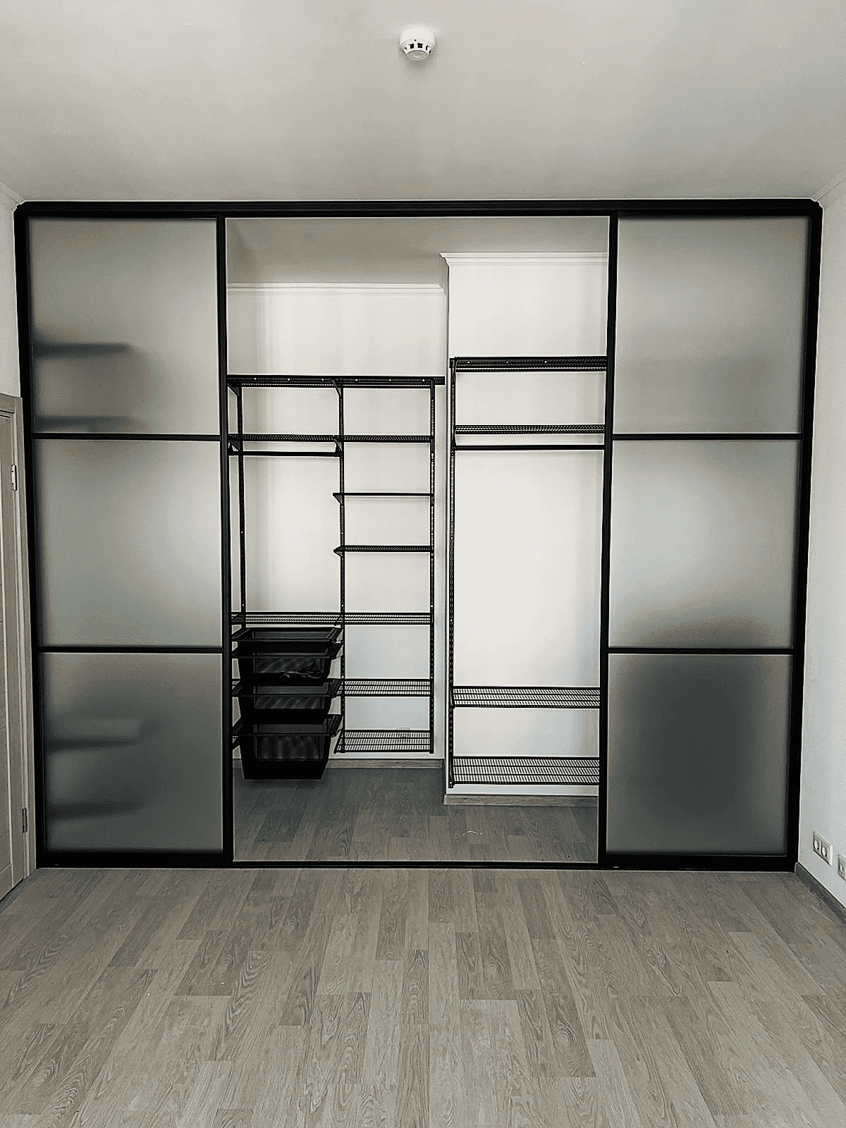 Раздвижные двери-купе для гардеробной ниши